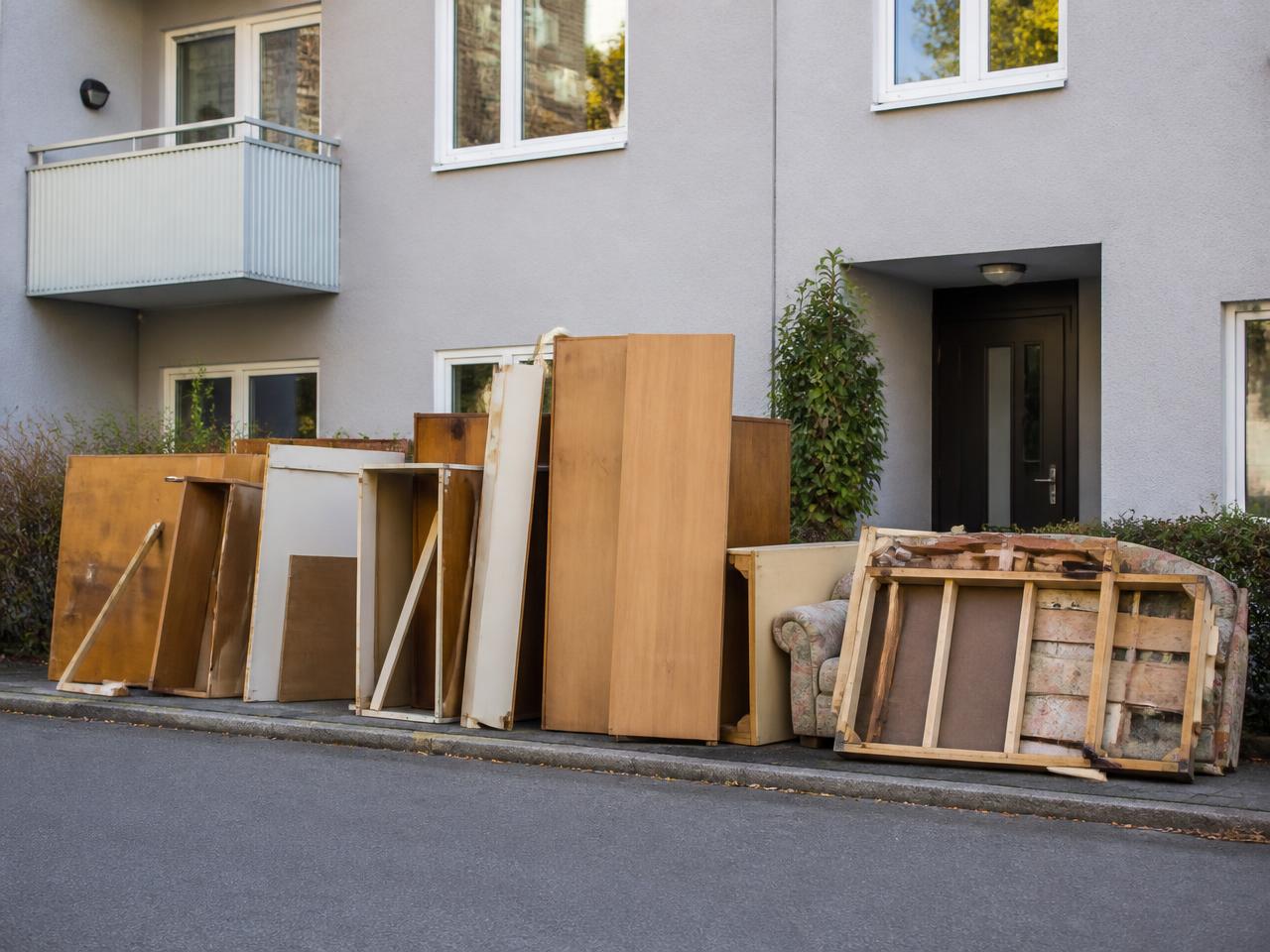 Vana mööbel ootamas äravedu maja ees